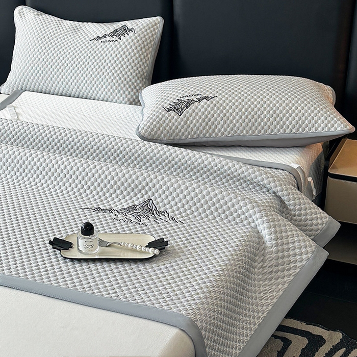 91家纺网 家纺一手货源 找家纺 澳梵家居 2025新款PE中分子A类凉感豆豆刺绣软凉席 冰川-浅灰