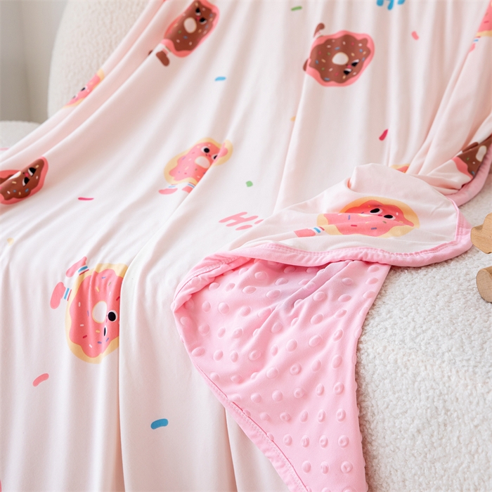 91家纺网 家纺一手货源 找家纺 艾佳宝贝 2025新款A类针织豆豆儿童多功能宿舍午睡安抚盖毯 甜甜与圈圈-盖毯