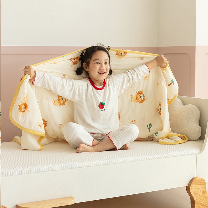 91家纺网 家纺一手货源 找家纺 艾佳宝贝 2025春夏新款A类凉感丝儿童糖果抗菌夏被 丛林萌狮