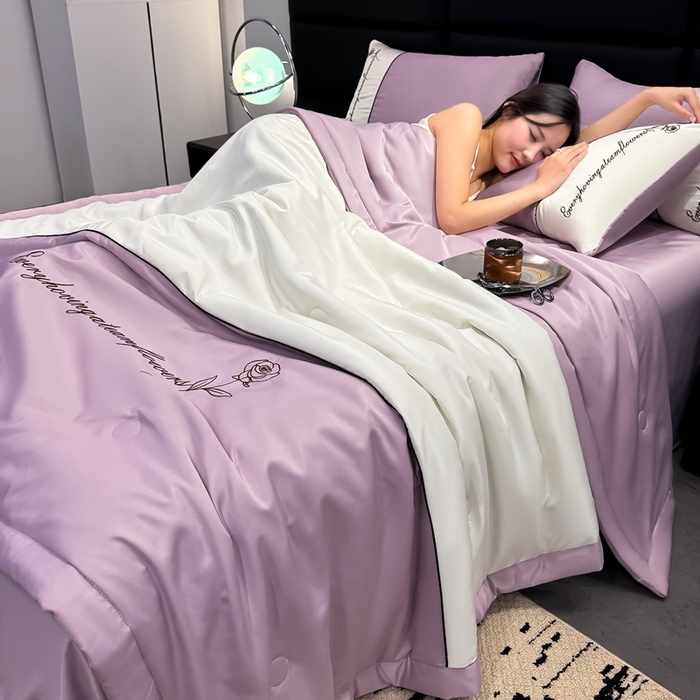 91家纺网 家纺一手货源 找家纺 卡罗兰 2025新款水洗真丝夏凉被空调被拼接款手工包边浪漫花语系列 浪漫花语-香芋紫