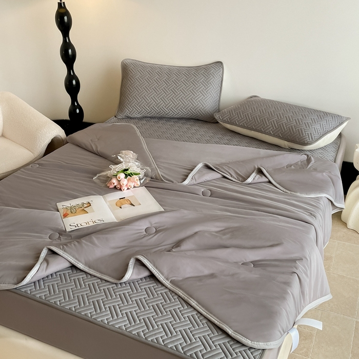 91家纺网 家纺一手货源 找家纺 2025新款加厚乳胶床笠款经典纯色夏被套件 饼干花-深灰