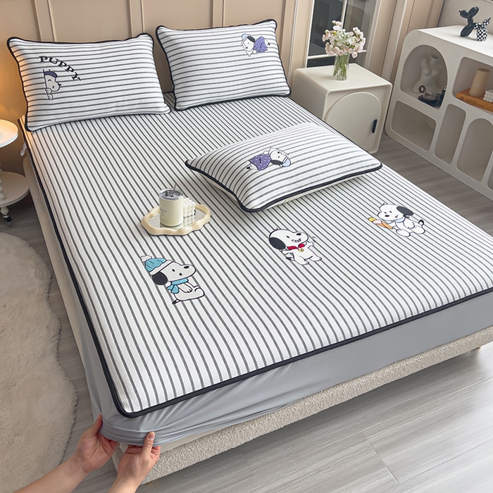 91家纺网 家纺一手货源 找家纺 炫拼  2025新款A类凉豆豆提花条纹卡通刺绣床笠席三件套 冰淇淋狗