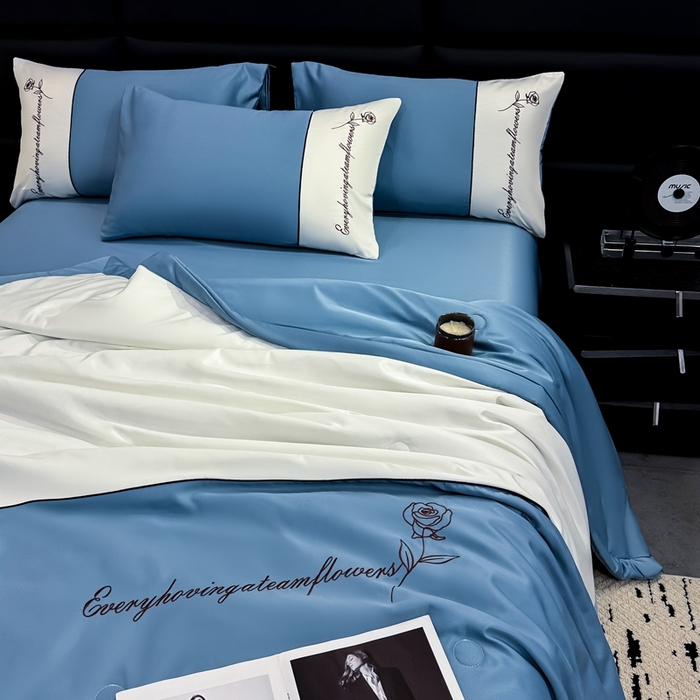 91家纺网 家纺一手货源 找家纺 卡罗兰 2025新款水洗真丝夏凉被空调被拼接款手工包边浪漫花语系列 浪漫花语-宾利蓝