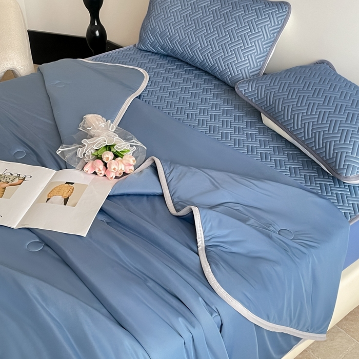 91家纺网 家纺一手货源 找家纺 2025新款加厚乳胶床笠款经典纯色夏被套件 饼干花-宝蓝