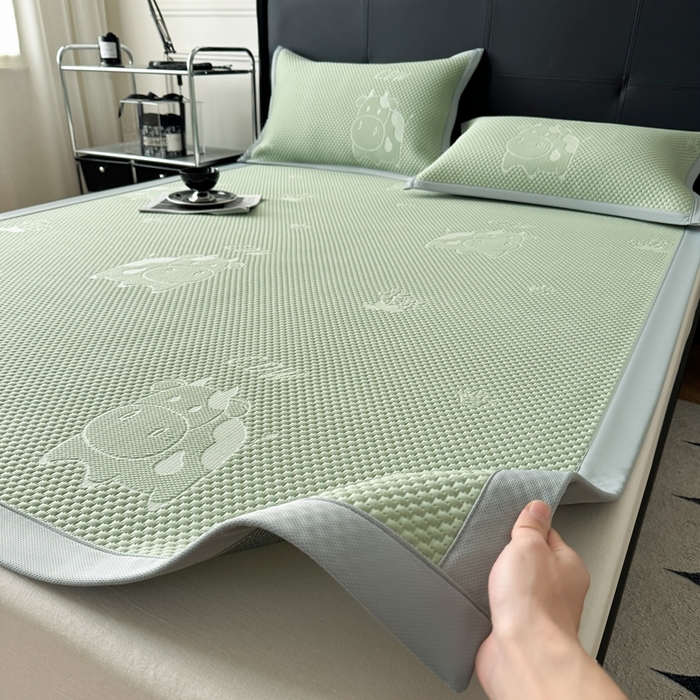 91家纺网 家纺一手货源 找家纺 卡罗兰 2025新款PE提花冰丝凉席凉豆豆床单床笠款凉席-奶牛款 绿色