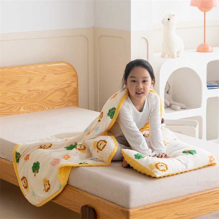 91家纺网 家纺一手货源 找家纺 艾佳宝贝 2025新款A类豆豆针织儿童多功能盖毯安抚夏被-模特图 lucky 萌狮