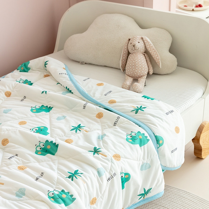 91家纺网 家纺一手货源 找家纺 艾佳宝贝 2025春夏新款A类凉感丝儿童糖果抗菌夏被 hello 恐龙