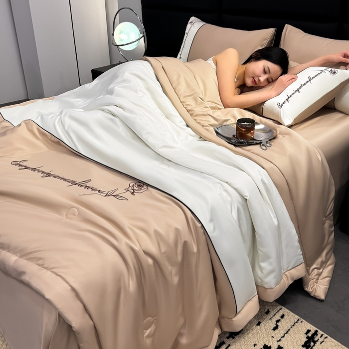 91家纺网 家纺一手货源 找家纺 卡罗兰 2025新款水洗真丝夏凉被空调被拼接款手工包边浪漫花语系列 浪漫花语-香槟金