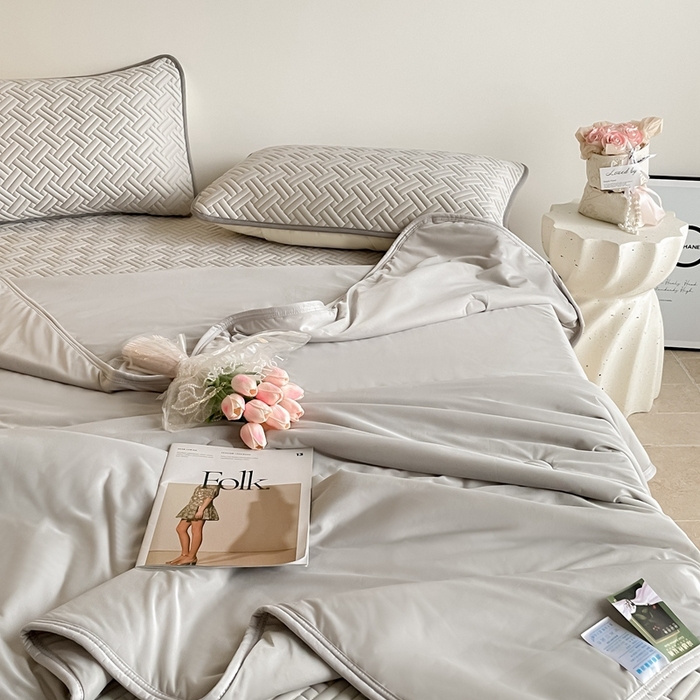 91家纺网 家纺一手货源 找家纺 2025新款加厚乳胶床笠款经典纯色夏被套件 饼干花-浅灰