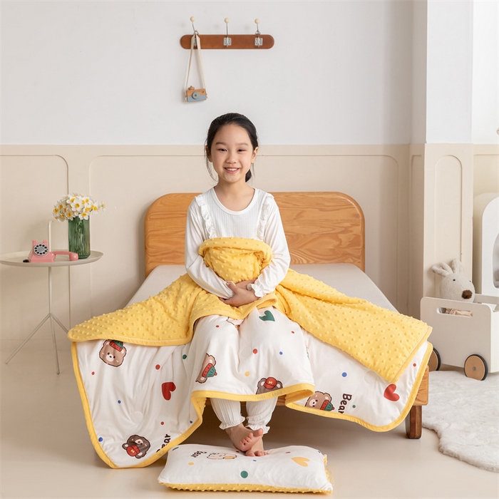 91家纺网 家纺一手货源 找家纺 艾佳宝贝 2025新款A类豆豆针织儿童多功能盖毯安抚夏被-模特图 彩虹波点熊