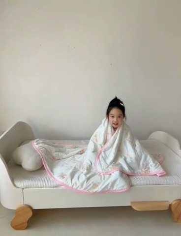 91家纺网 家纺一手货源 找家纺 艾佳宝贝 2025春夏新款A类凉感丝儿童糖果抗菌夏被 春日游玩