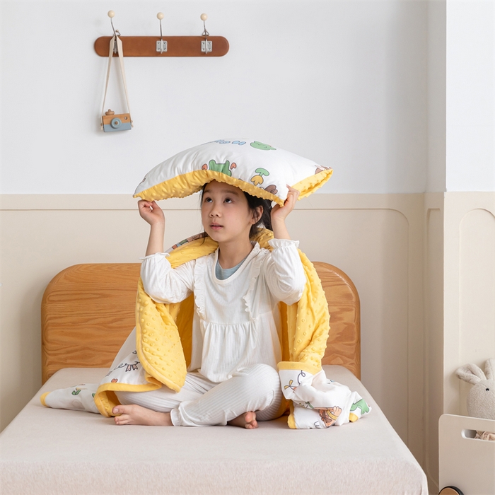 91家纺网 家纺一手货源 找家纺 艾佳宝贝 2025新款A类豆豆针织儿童多功能盖毯安抚夏被-模特图 童年的伙伴