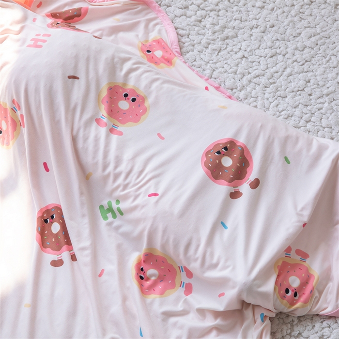 91家纺网 家纺一手货源 找家纺 艾佳宝贝 2025新款A类针织豆豆儿童多功能宿舍午睡安抚盖毯 甜甜与圈圈-盖毯