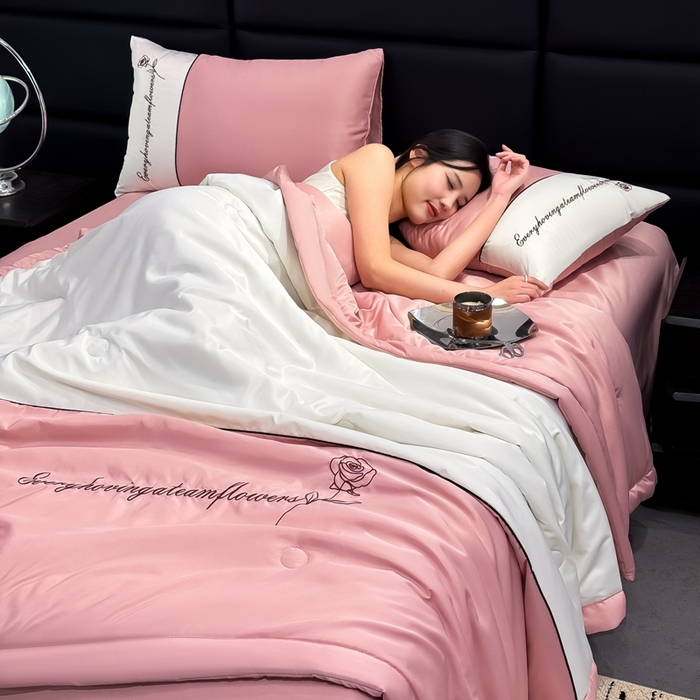 91家纺网 家纺一手货源 找家纺 卡罗兰 2025新款水洗真丝夏凉被空调被拼接款手工包边浪漫花语系列 浪漫花语-樱花粉