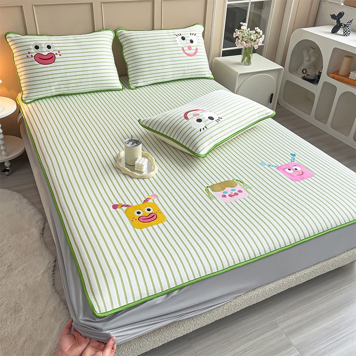 91家纺网 家纺一手货源 找家纺 炫拼  2025新款A类凉豆豆提花条纹卡通刺绣床笠席三件套 气泡女孩