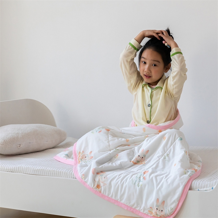 91家纺网 家纺一手货源 找家纺 艾佳宝贝 2025春夏新款A类凉感丝儿童糖果抗菌夏被 春日游玩