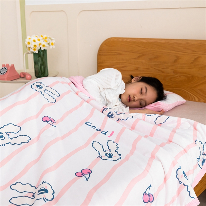 91家纺网 家纺一手货源 找家纺 艾佳宝贝 2025新款A类豆豆针织儿童多功能盖毯安抚夏被-模特图 樱桃长耳兔