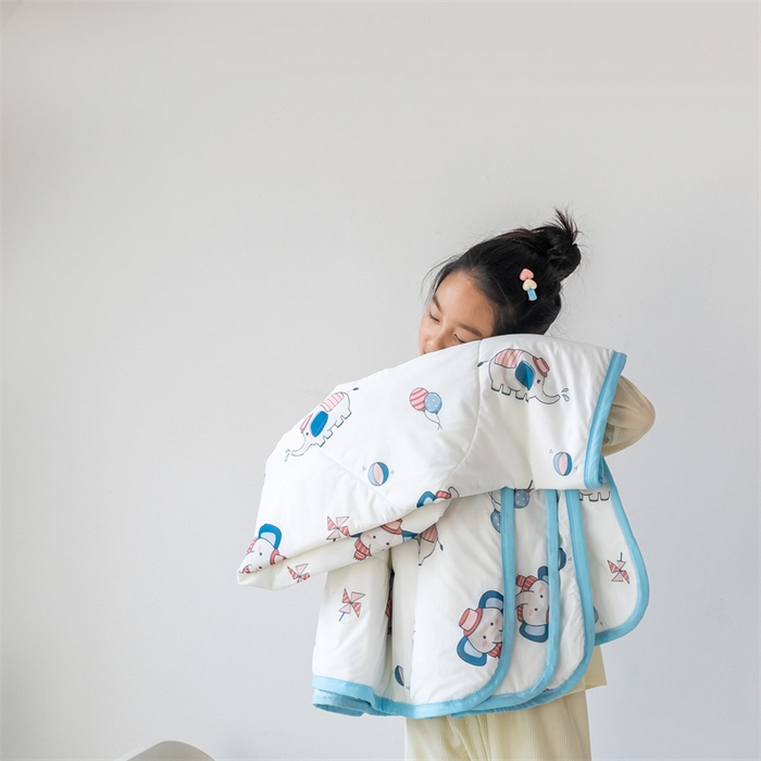 91家纺网 家纺一手货源 找家纺 艾佳宝贝 2025春夏新款A类凉感丝儿童糖果抗菌夏被 大象哼哼