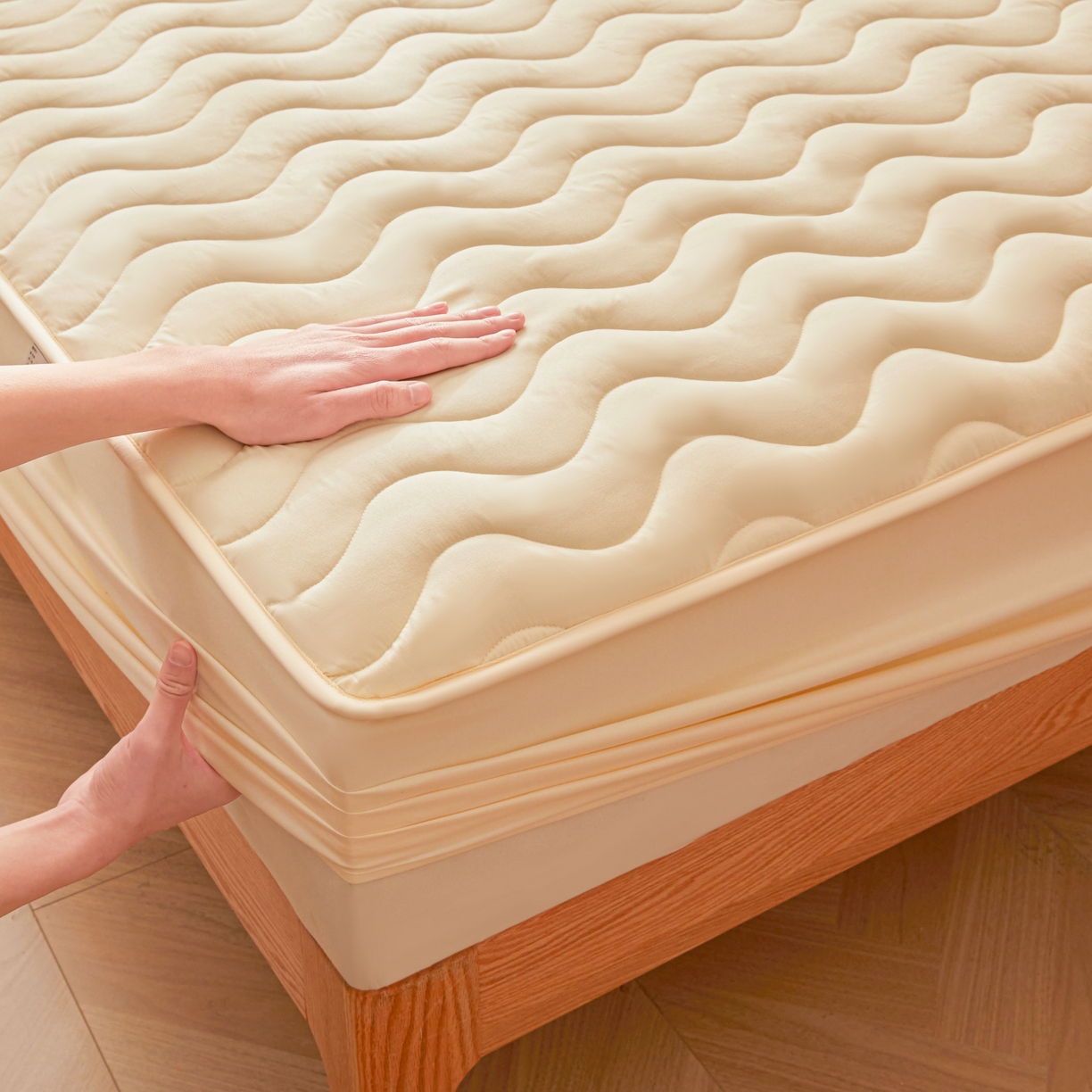 91家纺网 家纺一手货源 找家纺 初心家纺 2025新款原棉防水夹棉窗帘床护罩单件席梦思保护套防水床罩 米白