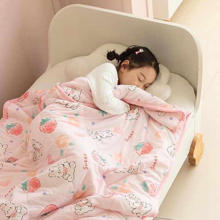 91家纺网 家纺一手货源 找家纺 艾佳宝贝 2025春夏新款A类凉感丝儿童糖果抗菌夏被 草莓兔宝