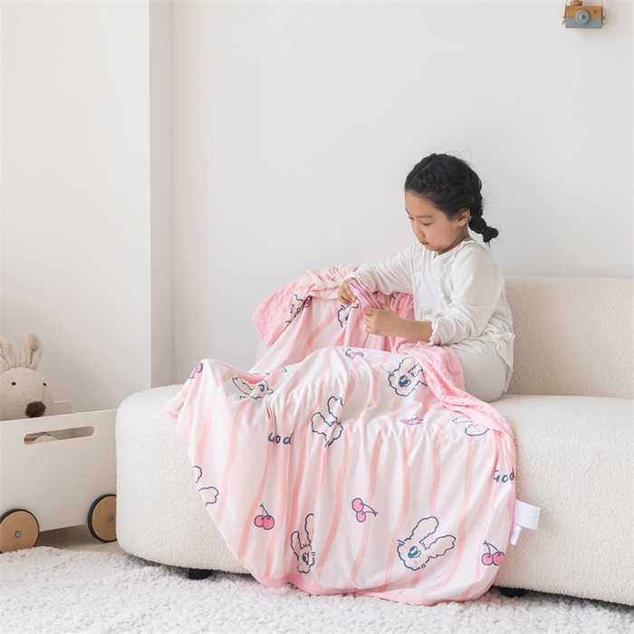 91家纺网 家纺一手货源 找家纺 艾佳宝贝 2025新款A类针织豆豆儿童多功能宿舍午睡安抚盖毯 樱桃长耳兔-盖毯