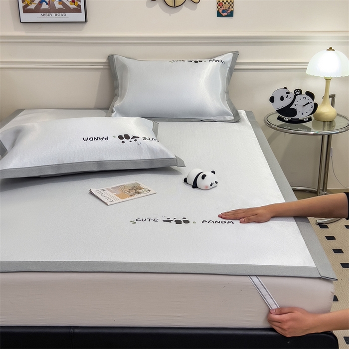 91家纺网 家纺一手货源 找家纺 星座家纺 2025新款600D熊猫烫画冰丝凉席三件套 清凉浅灰