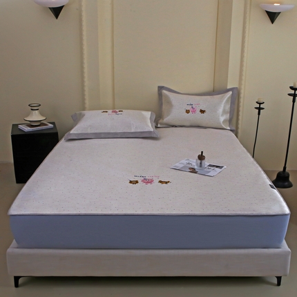 91家纺网 家纺一手货源 找家纺 （总）木希2025春夏新款可水洗冰丝席幻彩刺绣床笠系列-场景一