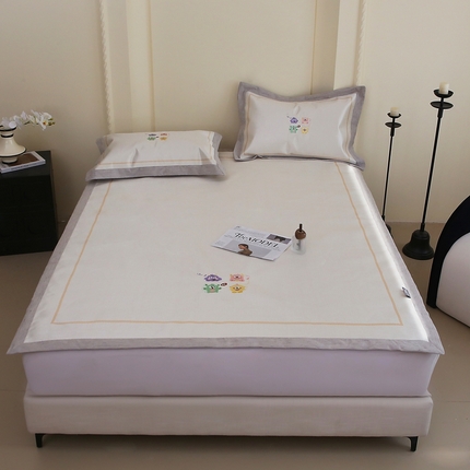 91家纺网 家纺一手货源 找家纺 （总）木希2025春夏新款可水洗冰丝席幻彩刺绣平席系列-场景一