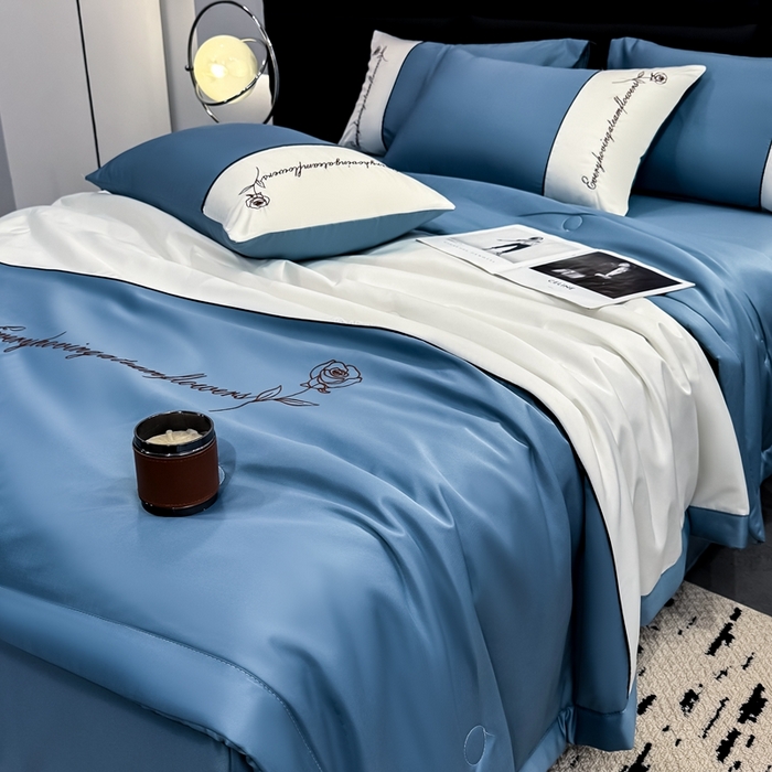 91家纺网 家纺一手货源 找家纺 卡罗兰 2025新款水洗真丝夏凉被空调被拼接款手工包边浪漫花语系列 浪漫花语-宾利蓝