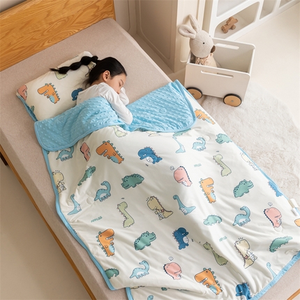 91家纺网 家纺一手货源 找家纺 （总）艾佳宝贝 2025新款A类豆豆针织儿童多功能盖毯安抚夏被-模特图