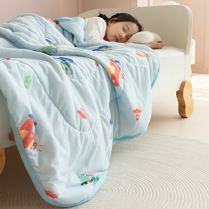 91家纺网 家纺一手货源 找家纺 艾佳宝贝 2025春夏新款A类凉感丝儿童糖果抗菌夏被 飞行小车