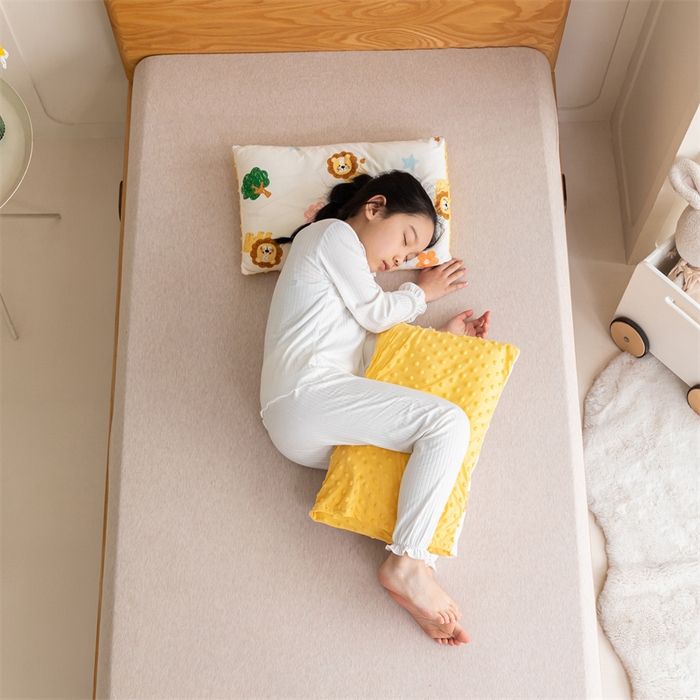 91家纺网 家纺一手货源 找家纺 艾佳宝贝 2025新款A类豆豆针织儿童多功能盖毯安抚夏被-模特图 lucky 萌狮