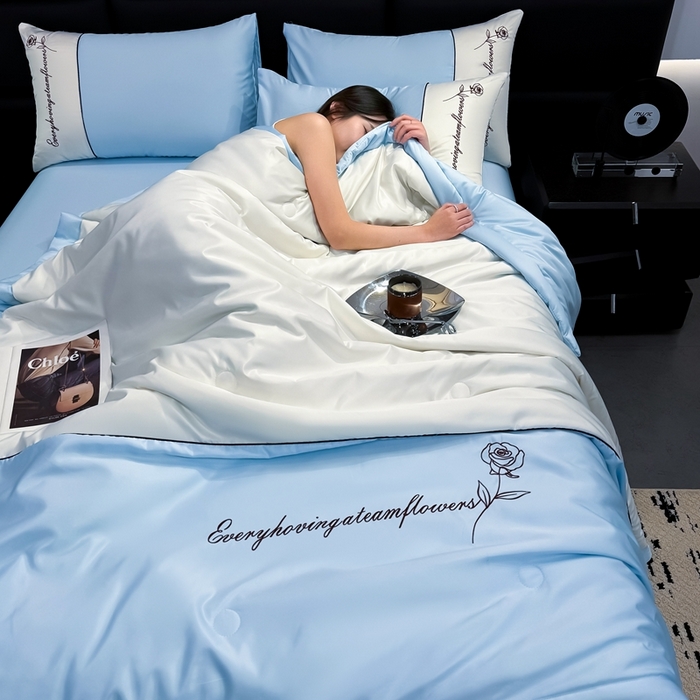 91家纺网 家纺一手货源 找家纺 卡罗兰 2025新款水洗真丝夏凉被空调被拼接款手工包边浪漫花语系列 浪漫花语-天空蓝