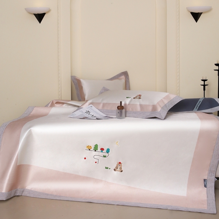 91家纺网 家纺一手货源 找家纺 木希2025春夏新款可水洗冰丝席幻彩刺绣平席系列-场景一 森林小熊