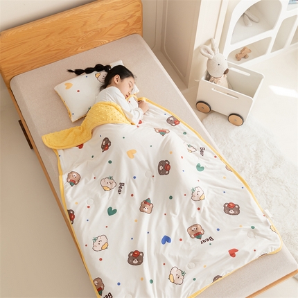 91家纺网 家纺一手货源 找家纺 （总）艾佳宝贝 2025新款A类豆豆针织儿童多功能盖毯安抚夏被-模特图