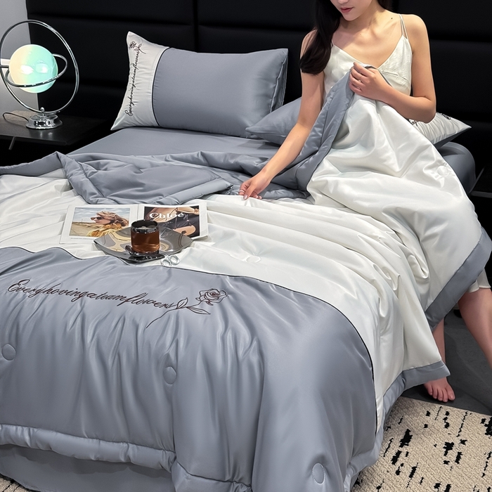 91家纺网 家纺一手货源 找家纺 卡罗兰 2025新款水洗真丝夏凉被空调被拼接款手工包边浪漫花语系列 浪漫花语-浅灰