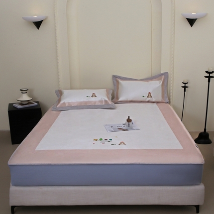 91家纺网 家纺一手货源 找家纺 （总）木希2025春夏新款可水洗冰丝席幻彩刺绣床笠系列-场景一