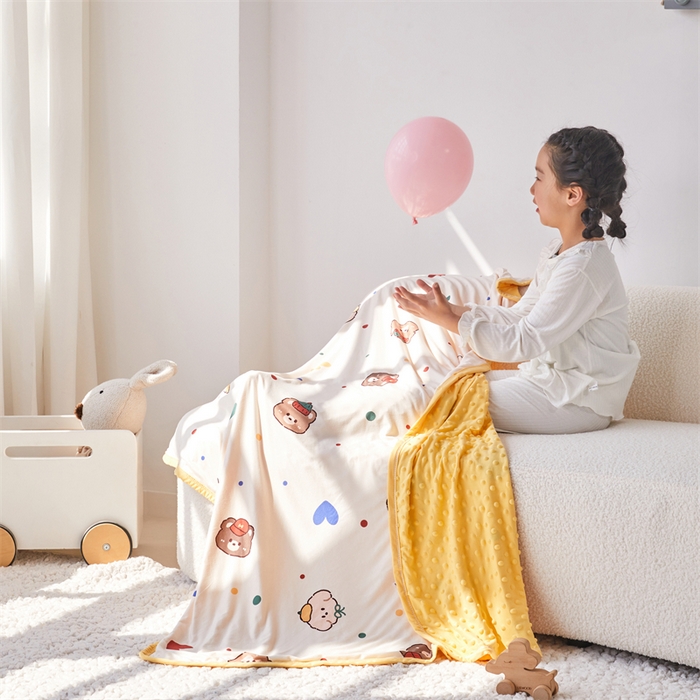 91家纺网 家纺一手货源 找家纺 艾佳宝贝 2025新款A类针织豆豆儿童多功能宿舍午睡安抚盖毯 爱心波点熊-盖毯