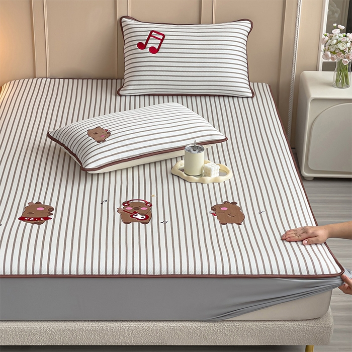 91家纺网 家纺一手货源 找家纺 炫拼  2025新款A类凉豆豆提花条纹卡通刺绣床笠席三件套 元气卡皮