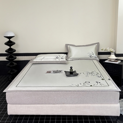 91家纺网 家纺一手货源 找家纺 （总）木希2025春夏新款可水洗冰丝席幻彩刺绣平席系列-场景一