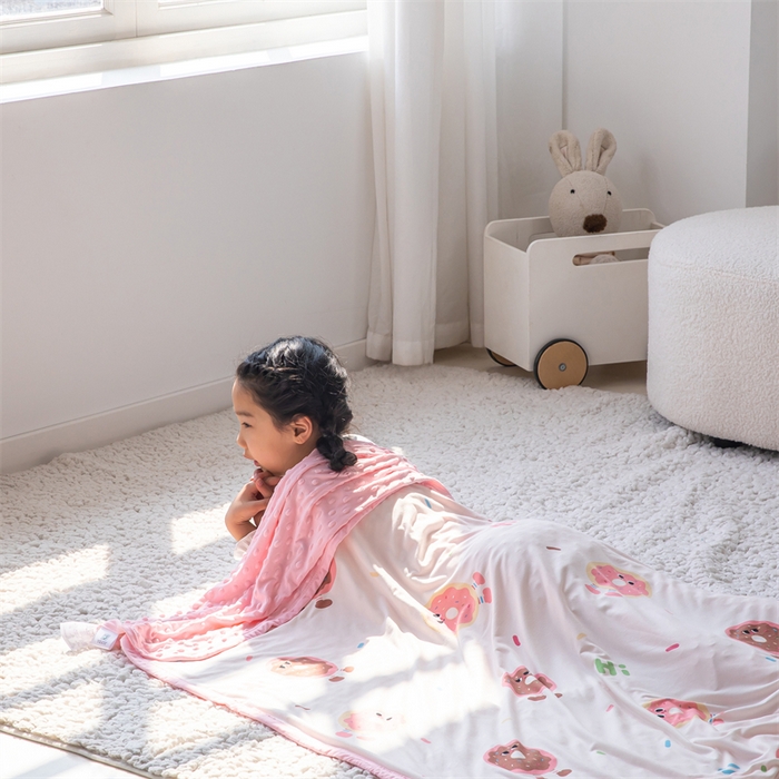 91家纺网 家纺一手货源 找家纺 艾佳宝贝 2025新款A类针织豆豆儿童多功能宿舍午睡安抚盖毯 甜甜与圈圈-盖毯