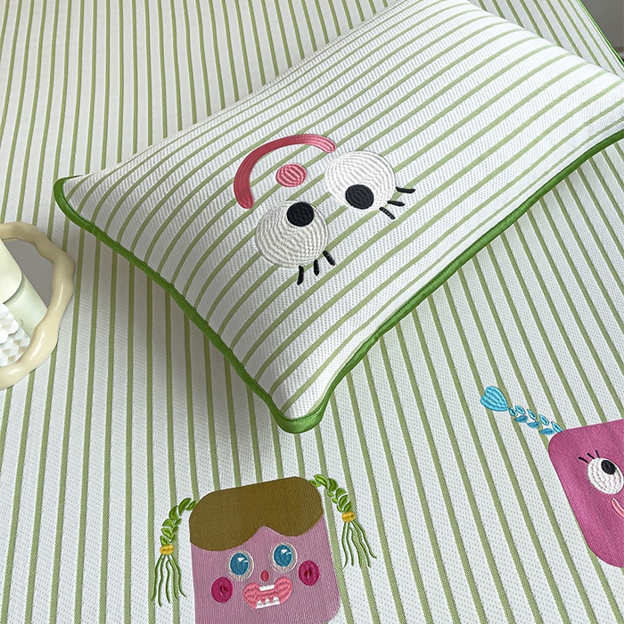 91家纺网 家纺一手货源 找家纺 炫拼  2025新款A类凉豆豆提花条纹卡通刺绣床笠席三件套 气泡女孩