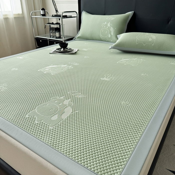 91家纺网 家纺一手货源 找家纺 卡罗兰 2025新款PE提花冰丝凉席凉豆豆床单床笠款凉席-奶牛款 绿色