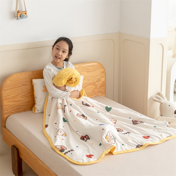 91家纺网 家纺一手货源 找家纺 （总）艾佳宝贝 2025新款A类豆豆针织儿童多功能盖毯安抚夏被-模特图