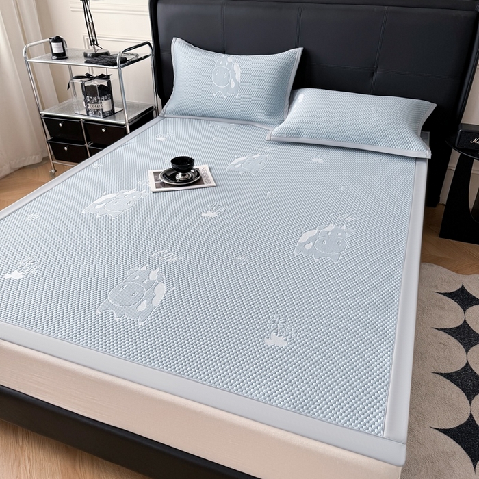 91家纺网 家纺一手货源 找家纺 卡罗兰 2025新款PE提花冰丝凉席凉豆豆床单床笠款凉席-奶牛款 蓝色