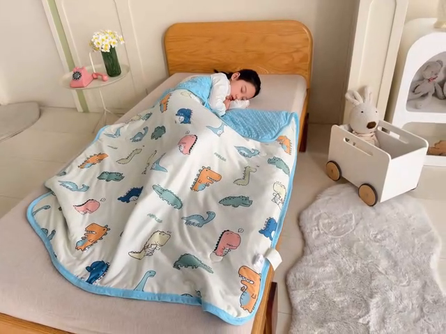91家纺网 家纺一手货源 找家纺 艾佳宝贝 2025新款A类豆豆针织儿童多功能盖毯安抚夏被-模特图 恐龙世界