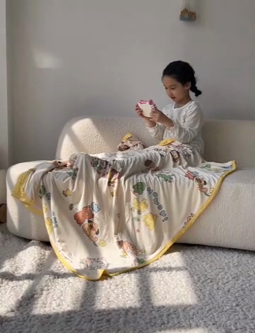 91家纺网 家纺一手货源 找家纺 艾佳宝贝 2025新款A类针织豆豆儿童多功能宿舍午睡安抚盖毯 童年的伙伴-盖毯