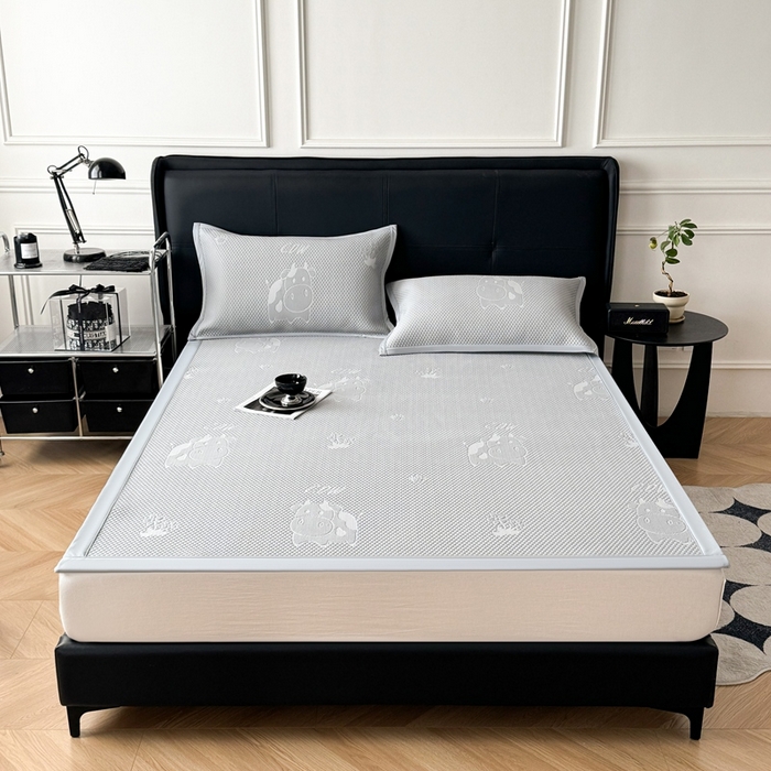 91家纺网 家纺一手货源 找家纺 卡罗兰 2025新款PE提花冰丝凉席凉豆豆床单床笠款凉席-奶牛款 灰色