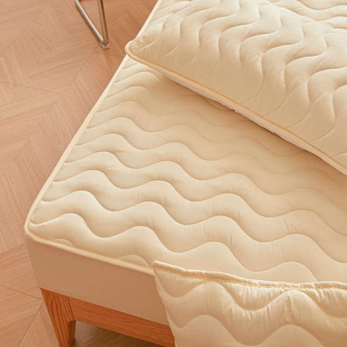 91家纺网 家纺一手货源 找家纺 初心家纺 2025新款原棉防水夹棉窗帘床护罩单件席梦思保护套防水床罩 米白