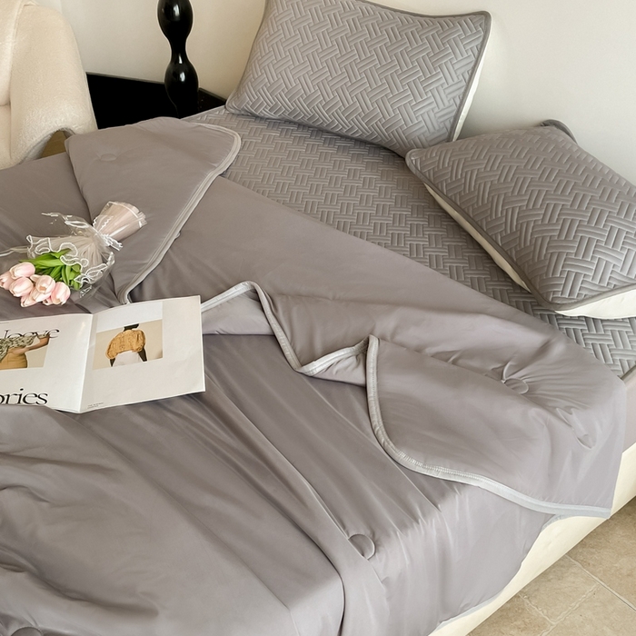 91家纺网 家纺一手货源 找家纺 2025新款加厚乳胶床笠款经典纯色夏被套件 饼干花-深灰